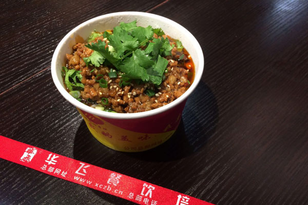华飞杂酱酸辣粉加盟学员制作成品