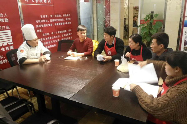 华飞饮品店nba无插件极速体育_jrs直播网_jrs低调直播网学员正在进行理论nba无插件极速体育_jrs直播网_jrs低调直播网