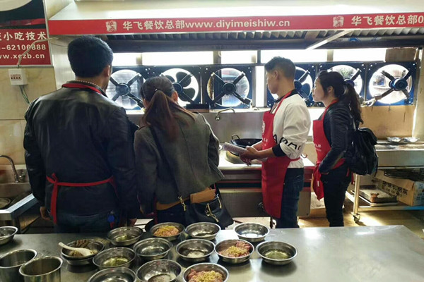学重庆小面学员学习中