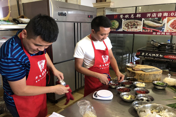 学习重庆小面技术学员制作中